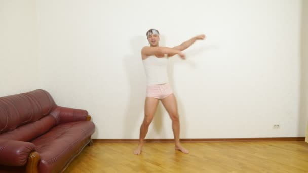 Дорослий чоловік танцює вдома, 4k — стокове відео