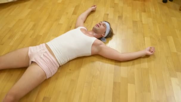Cansado adulto homem encontra-se no chão após danças em casa, 4k — Vídeo de Stock