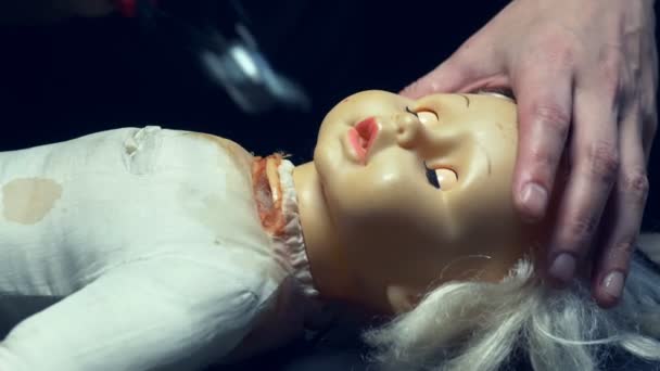 Erkek elleri korkunç bir oyuncak bebeğin kafasını kesti, cadılar bayramı — Stok video