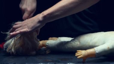 Erkek eller bebeklerin kafalarını bıçakla kesiyor. Cadılar Bayramı