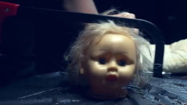 A férfi kezek megvágták a babák fejét egy késsel. halloween — Stock videók