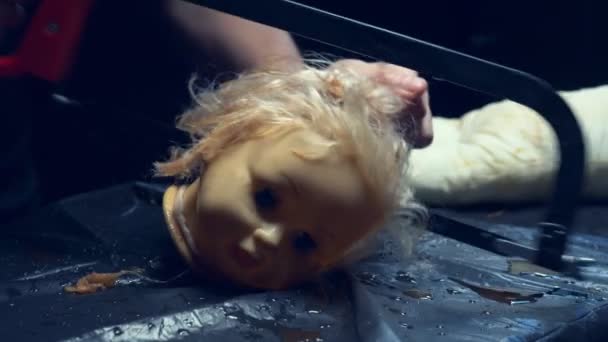 Mani maschili tagliare la testa delle bambole con un coltello. Halloween. — Video Stock