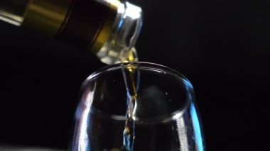 Votka bir yığın içine dökülür.