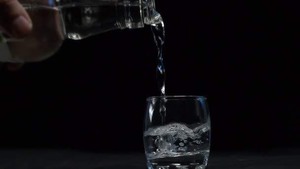 Wodka wordt gegoten in een stapel — Stockvideo