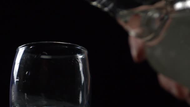 Wodka wordt gegoten in een stapel — Stockvideo