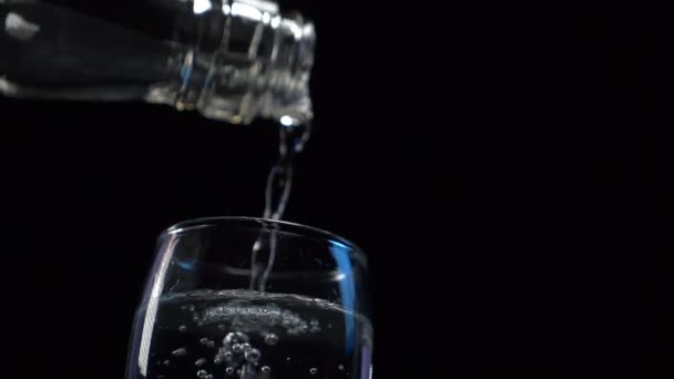 Wodka wordt gegoten in een stapel — Stockvideo