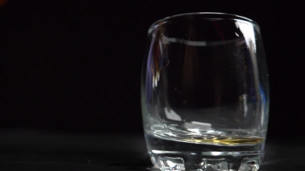 Cognac wordt in een stapel gegoten — Stockvideo