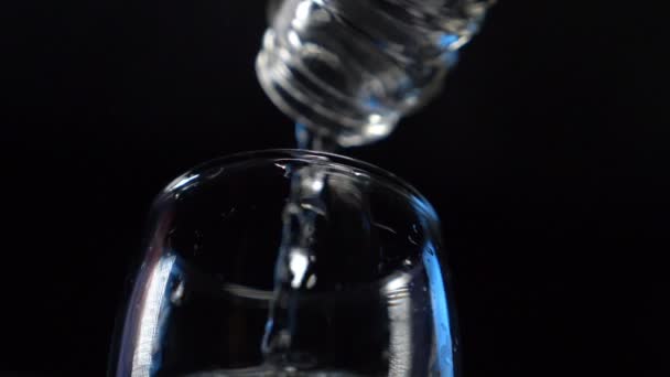 Wodka wordt gegoten in een stapel — Stockvideo