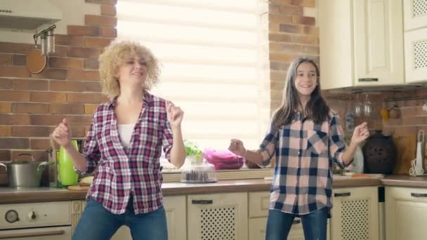 Menari dengan ibu. Putri remaja yang lucu menari di dapur dengan ibunya yang penuh kasih — Stok Video