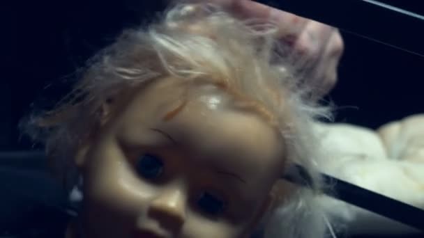 A férfi kezek megvágták a babák fejét egy késsel. halloween — Stock videók