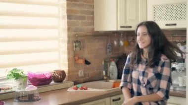 Annemle dans ediyorum. Sevimli genç kız mutfakta sevgili annesiyle dans ediyor.