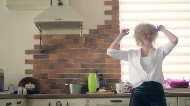 Evde dans eden seksi Brezilyalı kız işaretli pijama şortuyla saçları arkaya atıyor. — Stok video