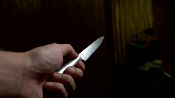Conceito de halloween, violência. Vista em primeira pessoa. mão masculina com uma faca se move ao longo de um corredor escuro — Fotografia de Stock
