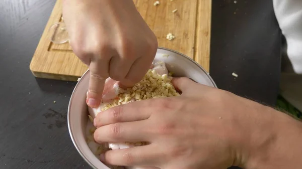 Processo di salatura del grasso di maiale. strutto in una ciotola smaltata con aglio e pepe, coperto di sale . — Foto Stock