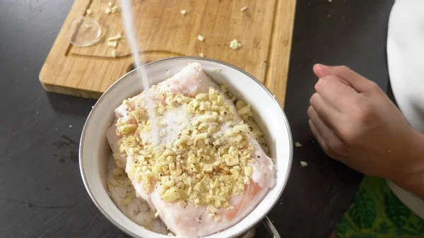 Process of salting pork fat. lard in an enameled bowl with garlic and pepper, covered with salt. — 스톡 사진