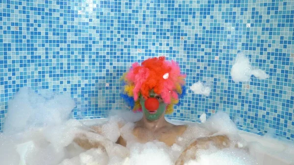 Niedlichen Clown Mann in der Badewanne mit reichlich Schaum. Humorvolles Konzept. — Stockfoto