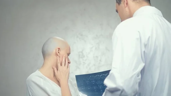 Jovem careca no médico, consulta sobre os resultados da tomografia, más notícias . — Fotografia de Stock