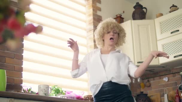 Сексуальна бразильська дівчина танцює вдома в перевірених піжамах шорти кидають волосся назад — стокове відео