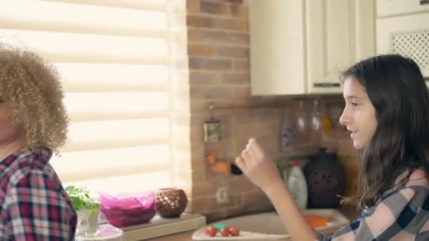 Tanzen mit Mama. süße Teenie-Tochter tanzt in der Küche mit ihrer liebevollen Mutter — Stockvideo