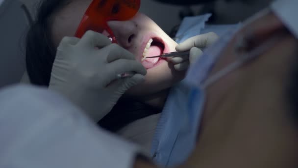 Holka v zubařské ordinaci. Zubní ošetření. teenager — Stock video
