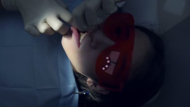 Mädchen in einer Zahnarztpraxis. Zahnbehandlung. Jugendliche — Stockvideo