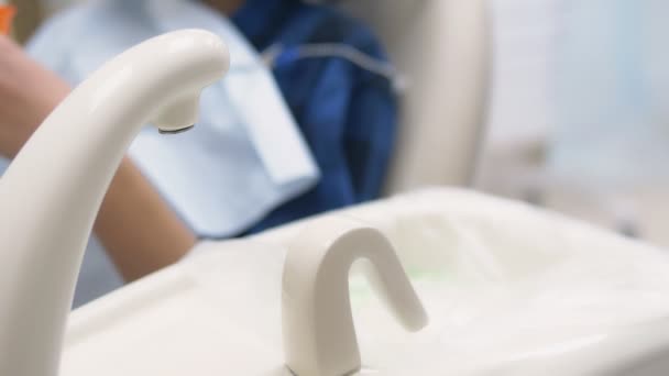 El chico en recepción en el dentista. Adolescente hace prevención tratamiento dental — Vídeo de stock