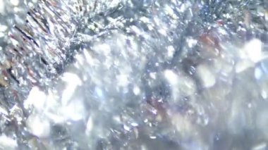 Soyut arkaplan, yakın plan. Parlak Noel süsleri. Bulanık, seçici odaklanma. Boşluğu kopyala