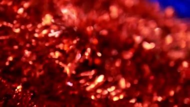 Soyut arkaplan, yakın plan. Parlak Noel süsleri. Bulanık, seçici odaklanma. 