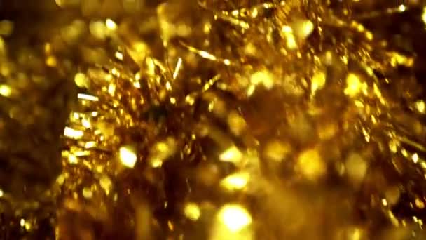 Resumo fundo, close-up. ouropel de Natal brilhante. borrão, foco seletivo . — Vídeo de Stock