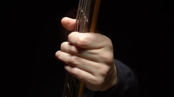 Tastiera di chitarra elettrica primo piano su sfondo nero . — Video Stock