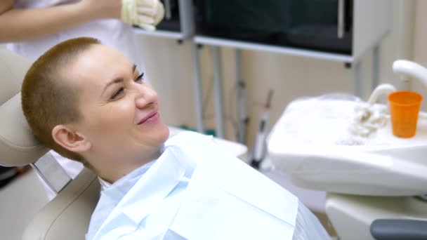 Una donna che va dal dentista. preparazione all'esame . — Video Stock