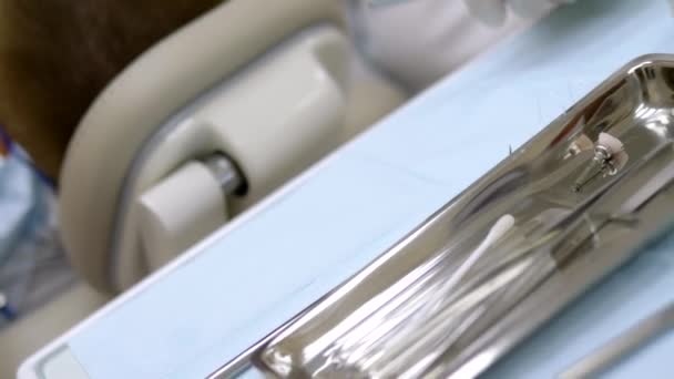 Yakın plan. Kadın dişçiye gidiyor. Eldivenli dişçinin elleri — Stok video