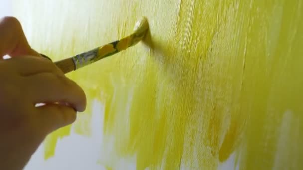 Primer plano. pintura de mano femenina con un pincel sobre lienzo con pinturas al óleo — Vídeos de Stock