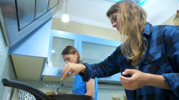 Dos chicas, familia lesbiana preparando comida en la cocina en casa — Vídeos de Stock