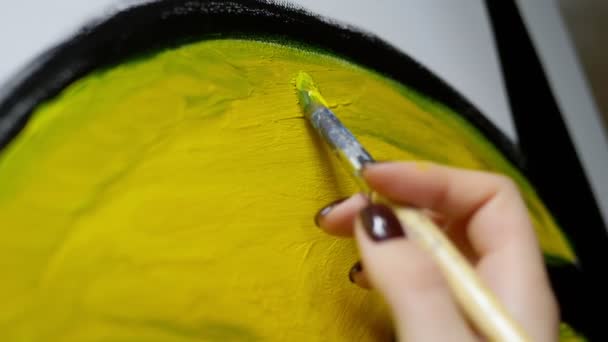 Een close-up. vrouwelijke hand schilderen met een borstel schilderen op doek met olieverf — Stockvideo