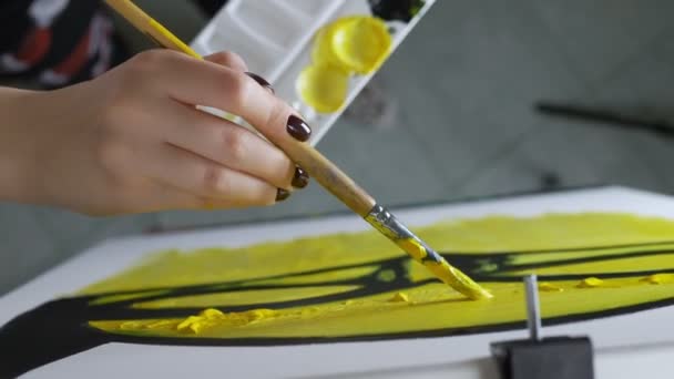 Primer plano. pintura de mano femenina con un pincel sobre lienzo con pinturas al óleo — Vídeos de Stock