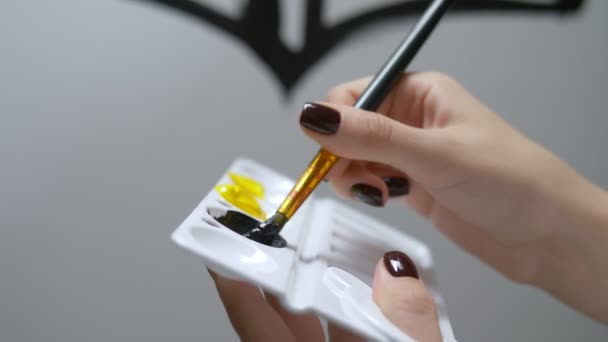 Primer plano. pintura de mano femenina con un pincel sobre lienzo con pinturas al óleo — Vídeo de stock