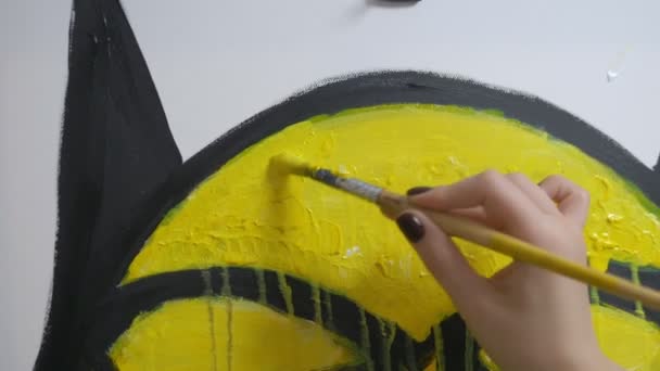 Primo piano. pittura a mano femminile con pennello su tela con colori ad olio — Video Stock