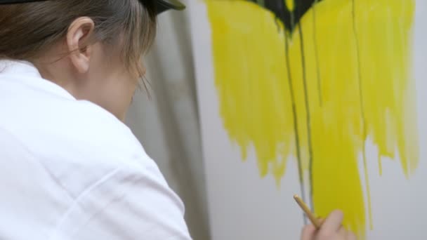 Primer plano. pintura de mano femenina con un pincel sobre lienzo con pinturas al óleo — Vídeos de Stock