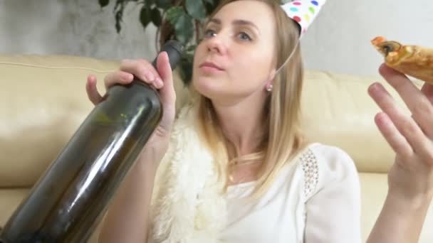 외로운 여성은 부드러운 장난감 과 소파에서 와인을 마시며 축하 한다. — 비디오