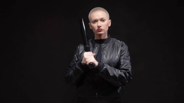  Siyah deri ceketli, beysbol sopalı kısa saçlı sarışın kadın. 