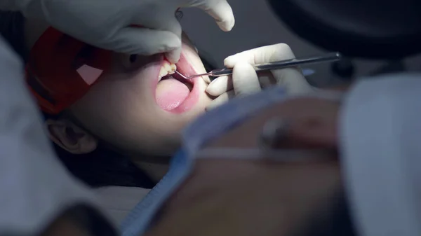 Nastolatek w gabinecie dentystycznym. Leczenie stomatologiczne. Nastolatki — Zdjęcie stockowe