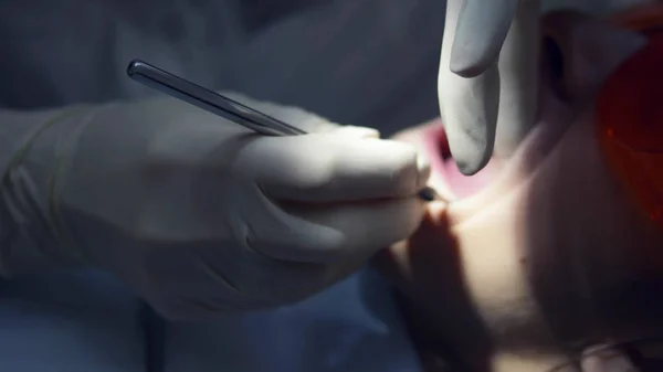 歯医者の10代歯科治療ティーン — ストック写真
