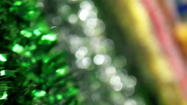 Abstrakter Hintergrund, glänzendes Weihnachtslametta. Unschärfe, selektiver Fokus. Kopierraum — Stockfoto