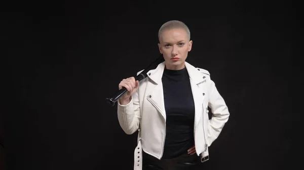 Wanita berambut pendek yang cantik dengan jaket kulit putih dengan tongkat baseball — Stok Foto