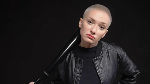 Short haired blond woman in a black leather jacket with a baseball bat — ストック写真