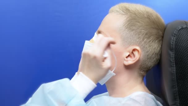 Patientin nach Nasenkorrektur nimmt medizinische Gesichtsmaske. Blut, Schwellungen — Stockvideo