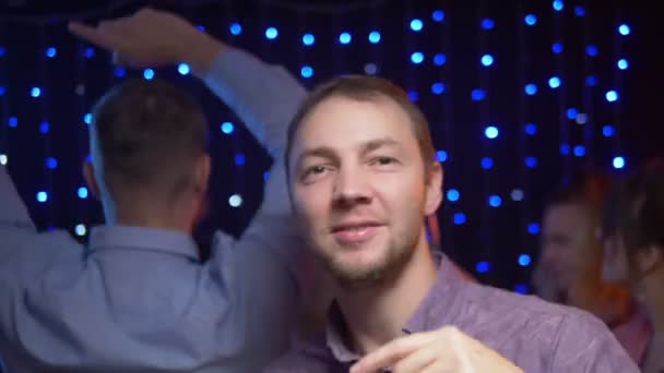 Festa, festa corporativa. Close-up de um homem com um copo de vinho dançando em uma festa — Vídeo de Stock