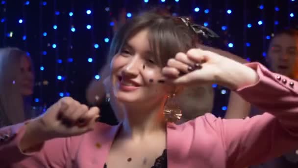 Close-up menina bonita dançando em uma festa amigável. festa corporativa celebração — Vídeo de Stock