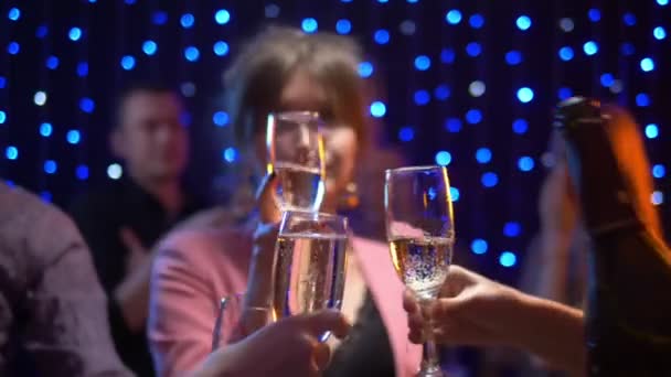 Fechar. amigos derramou champanhe pelo copo da garrafa. partido corporativo — Vídeo de Stock